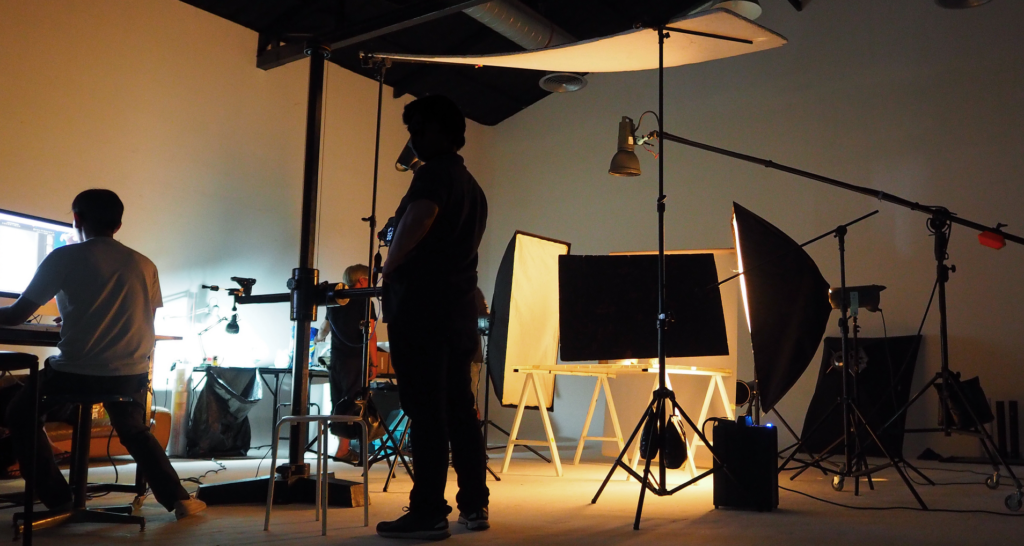 商品撮影、ポートレイト、アパレル、様々な撮影に使用することができる自社スタジオを完備しています。